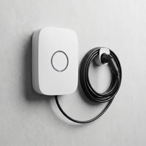 Wallbox blanco para carro eléctrico con el cable enrollado, uno de los cargadores de la lista de precios